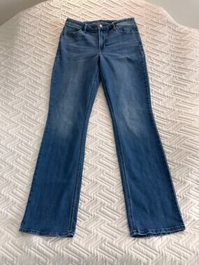 Tall Old Navy Midrise WOW Boot-cut Women Size 8 Super Comfortable Stretch Jeans